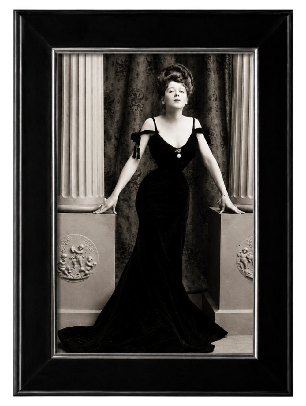 Beautiful Victorian woman in dress vintage Vin Beauty Fashion 1900s Framed Photo